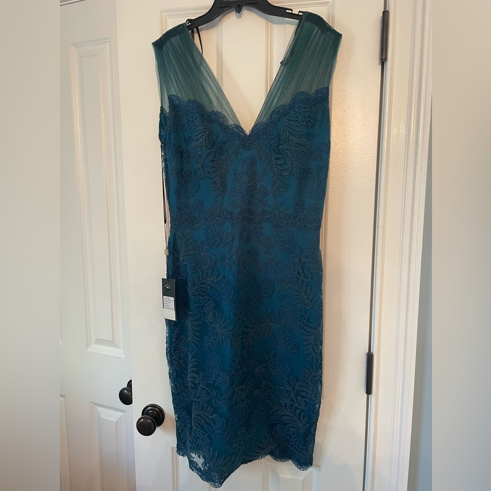 🆕Tadashi Shoji size 10 cocktail dress with beautiful flower detail.🆕